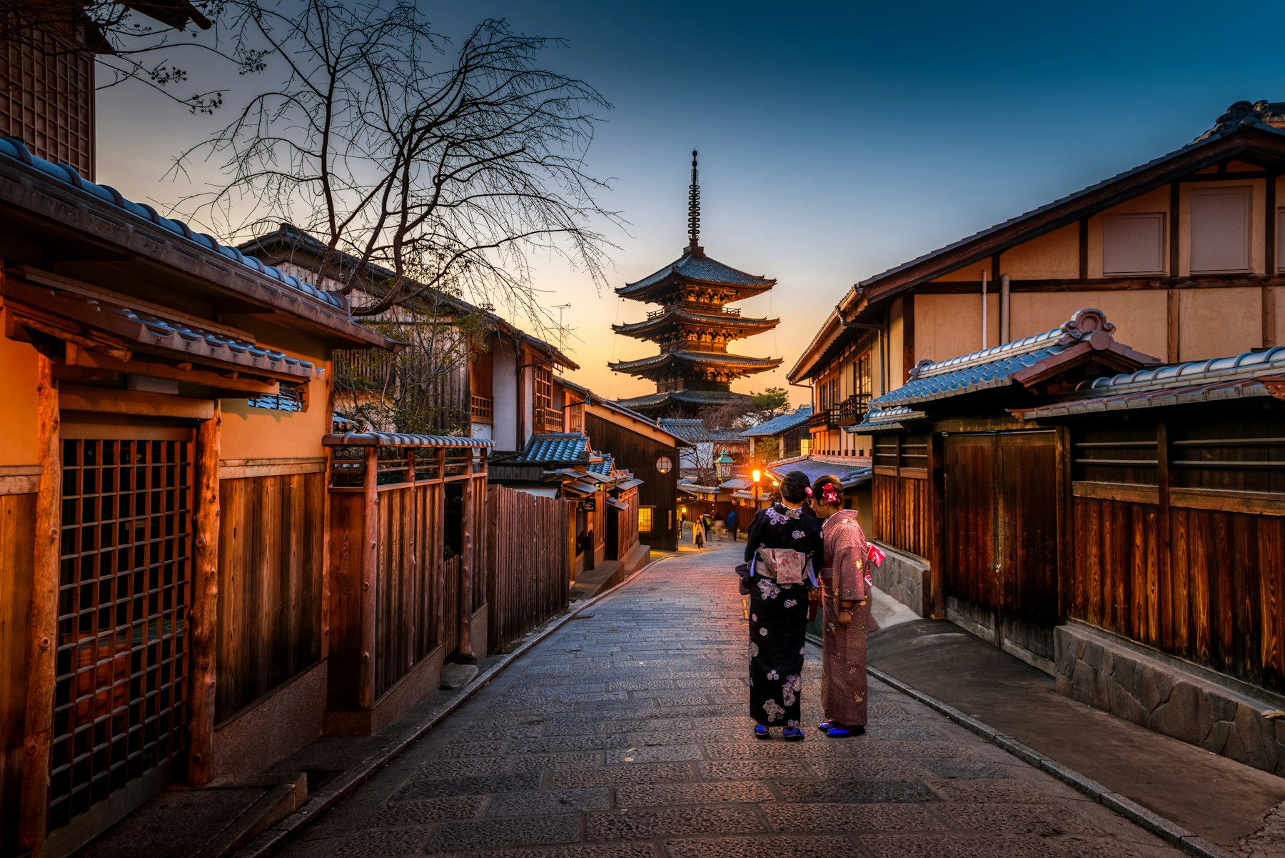 Pagoda e strade tradizionali di Kyoto al tramonto