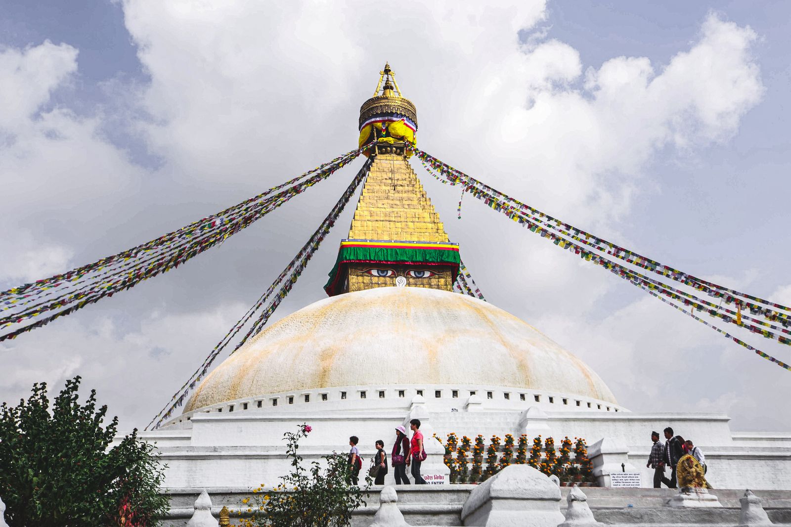Stupa di Boudhanath a Kathmandu, in Nepal, con bandiere di preghiera colorate